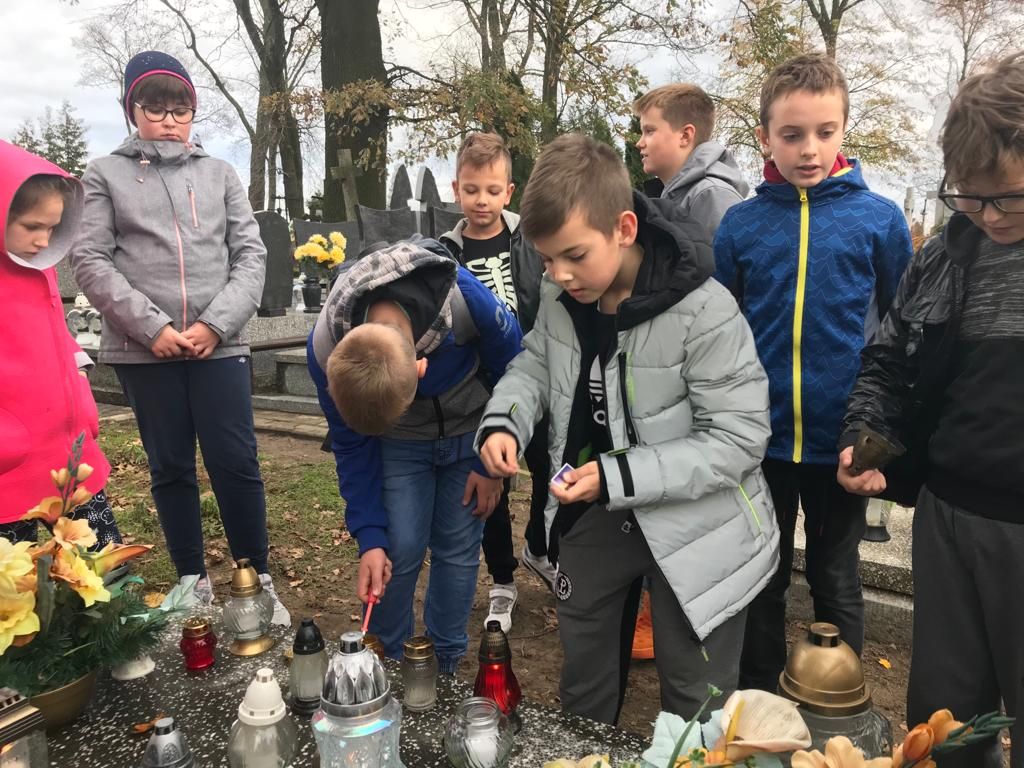 SZKOŁA PAMIĘTA